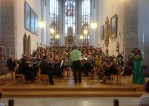 Das Bild zeigt die Ansbacher Kantorei und das Ansbacher Kammerorchester bei der Aufführung der „Carmina burana“ von Carl Orff am 19. Juli 2014 im Rahmen der „Grünen Nacht“.