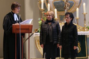 Regionalbischöfin Gisela Bornowski (links) ehrt Sigrid Stürmer (mittig) und Gerlinde Kiermeier (rechts)