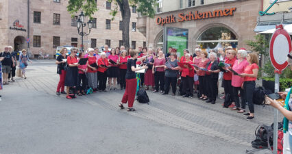 42 SängerInnen aus dem Dekanat Ansbach erarbeiteten in sechs gemeinsamen Proben unter der Leitung von Dekanatskantorin Ulrike Walch ein Repertoire, das sie beim Kirchentag in Nürnberg (vom 7. bis 11. Juni 2023) bei insgesamt drei Einsätzen zu Gehör brachten.