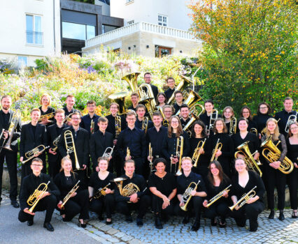 Junge Blechbläserinnen und Blechbläser aus ganz Bayern musizieren in St. Gumbertus