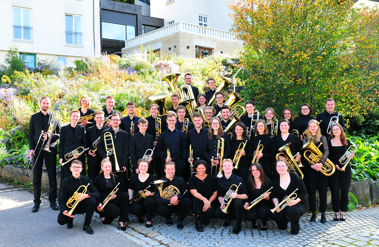 Junge Blechbläserinnen und Blechbläser aus ganz Bayern musizieren in St. Gumbertus