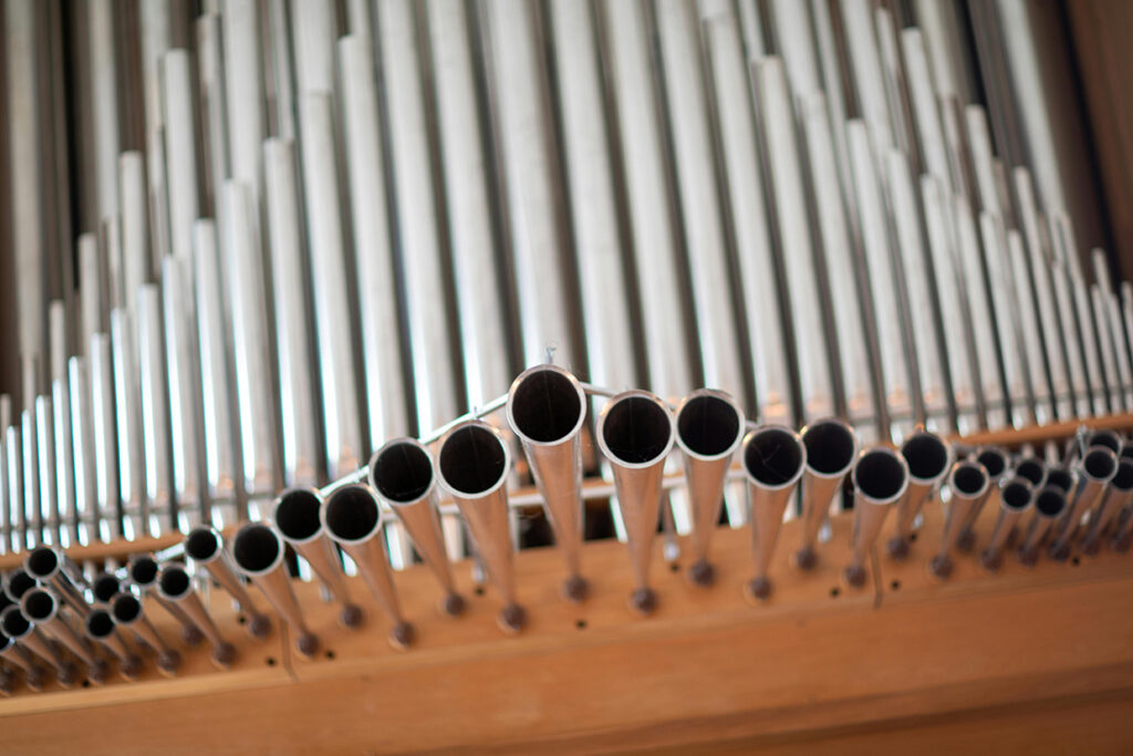 Orgelpfeifen © https://www.pexels.com/de-de/foto/rohre-silber-organ-rohren-12189523/