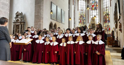Am 17. Mai 2026 wurde Dekanatskantorin Ulrike Walch in einem festlichen Gottesdienst in St. Johannis in den Ruhestand verabschiedet. Der Gottesdienst wurde von der Singschule, AnKlang vokal und instrumental, dem CVJM-Posaunenchor und Carl Friedrich Meyer an der Orgel musikalisch gestaltet. Foto privat
