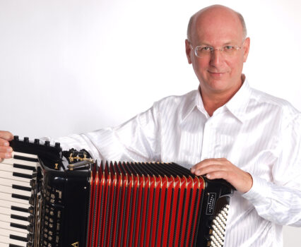 Musikalische Mittagsandacht mit Akkordeon am 29. August in St. Gumbertus